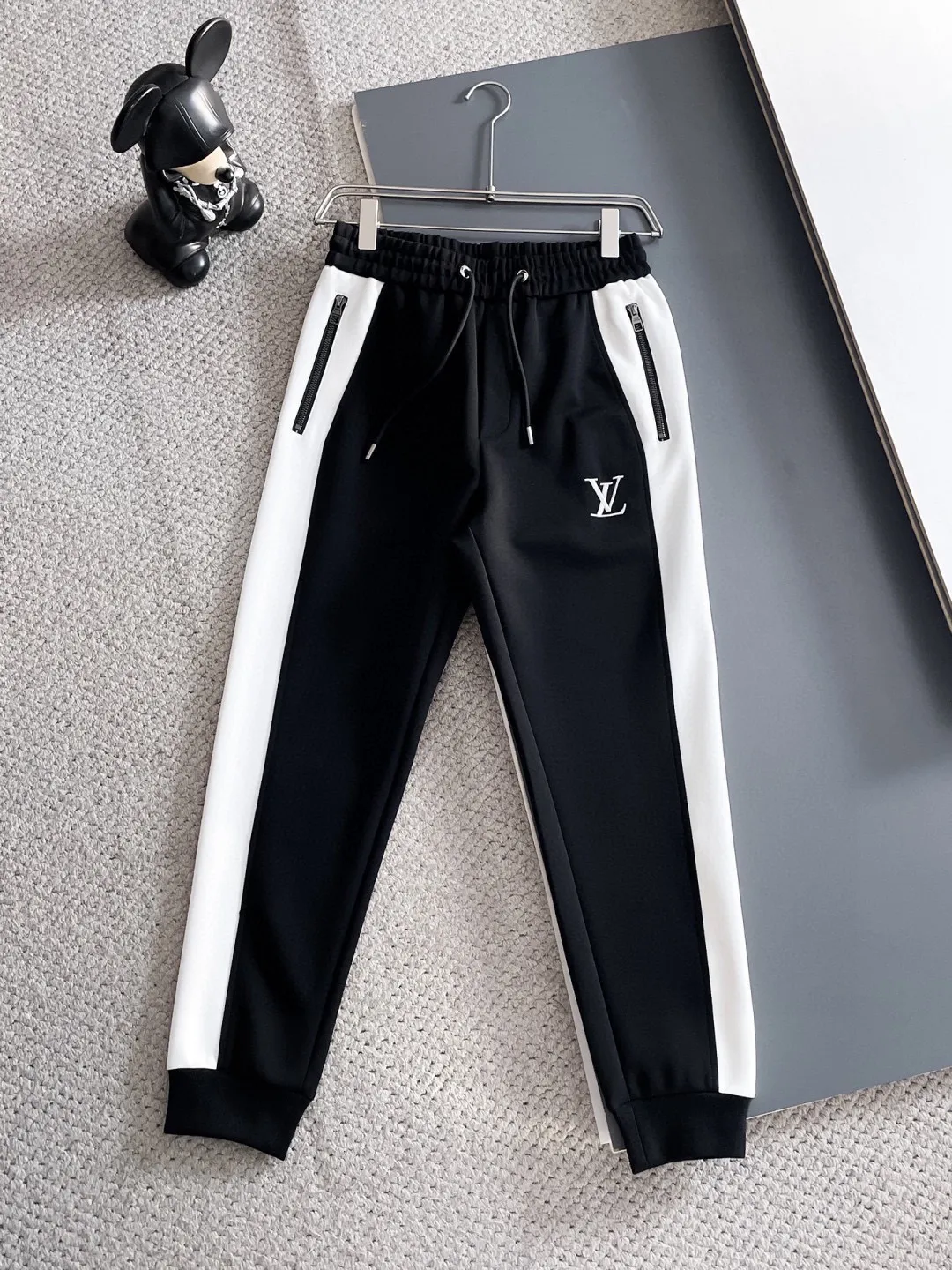 🅿️720 LV hot-selling suit is coming. Focus on the original version of the official website. 2025 new hot-selling cardigan suit. The original order is the best. 🇭🇰The meticulous work of top designers. It has a fitting and perfect upper body effect. All-natural high-quality Tencel Roman cotton 100%, close-fitting comfort, noble and elegant! Original hardware embodies elegance and nobility! Counter size: M-3XL (maximum wear up to 190 pounds)